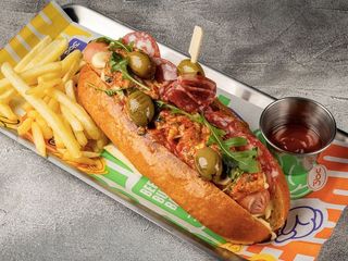 ХОТ-ДОГ НАПОЛІ З САЛЯМІ І ТАПЕНАДОЮ (270/40g)