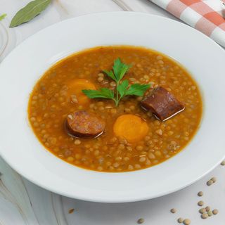 Lentejas con chorizo con Patatas Fritas, pan y Refresco