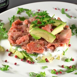 Carpaccio di salmone fresco condito con olio bio e