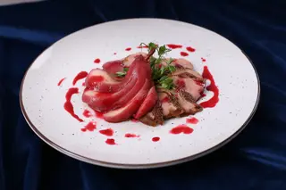 Качина грудка з грушею та Ягідним соусом (150/85/30г)