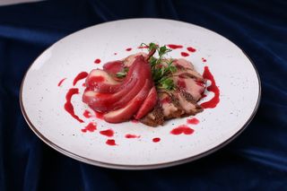 Качина грудка з грушею та Ягідним соусом (150/85/30г)