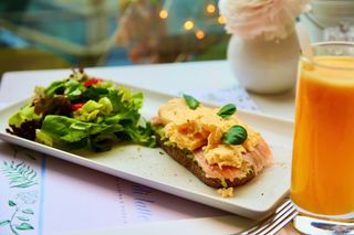 Toast cu avocado, somon si oua scrambled