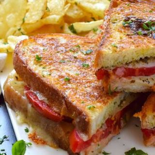 GRILLED TOMATO SANDWICH (comes with chips,soda,banana)