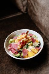 Салат з темпурою із тигрової креветки, авокадо і манго (380г)