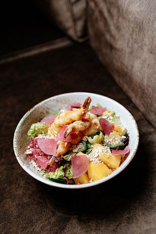 Салат з темпурою із тигрової креветки, авокадо і манго (380г)