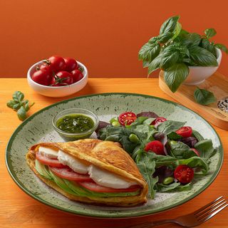 Омлет з моцарелою та авокадо