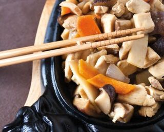 606. Pollo con funghi e bambù