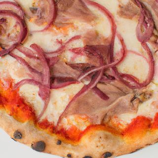 Pizza rossa tonno e cipolla