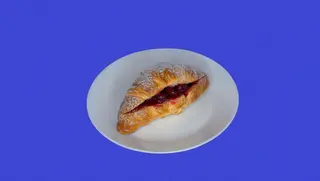 Croissant z czarną porzeczką