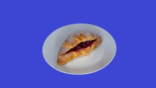 Croissant z czarną porzeczką