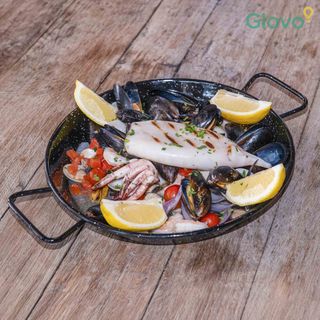 Platou cu fructe de mare - midii, calamar, creveți și vongole, pită