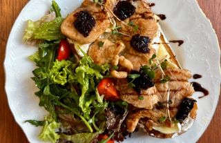 Хлібчик з індичкою, сиром брі та ягідним соусом (370г)