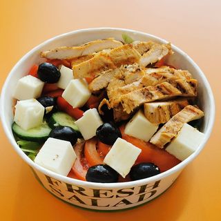 Salata cu piept de pui la gratar