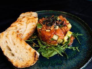 Тар-тар з лососем та авокадо/Salmon Tartare with Avocado (250g)