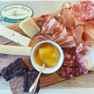 Tagliere di Salumi e Formaggi Tipici Veronesi con Polenta di Riso Grigliata