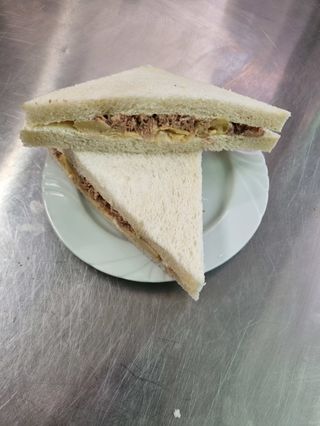 Tramezzino con carciofini e tonno