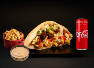 Meniu Sandwich de Post cu Cartofi Proaspăt Prăjiți, Sos și Băutură Răcoritoare