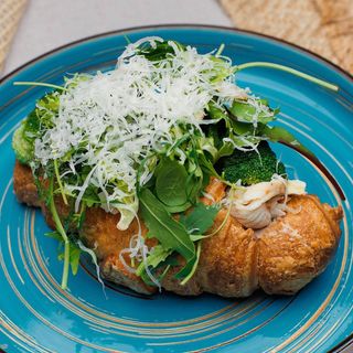 Круассан з куркою та йогуртом 