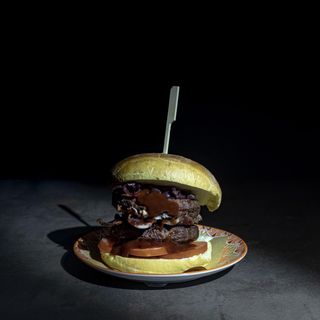 Doppio hamburger 200 g, bacon, pomodoro, cipolla caramellata, salsa BBQ