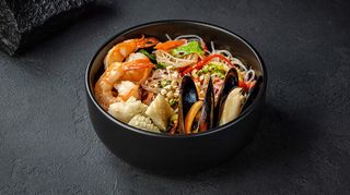 Салат з холодною рисовою локшиною та морепродуктами