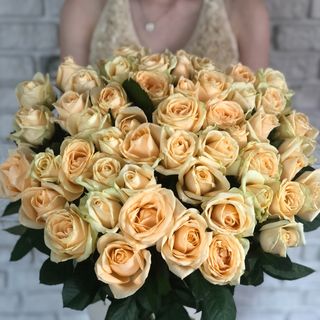 Акция! 51 кремовая роза с оформлением