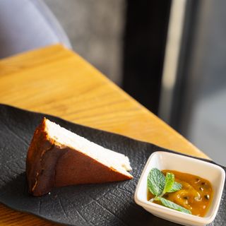 Сан-Себастьян с манговой заливкой