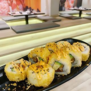 Salmón, Atún, Aguacate Frito Con Salsa Picante (8 Pza.)