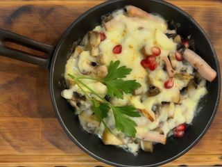 Гриби запечені з копченим м'ясом та сулугуні (220g)