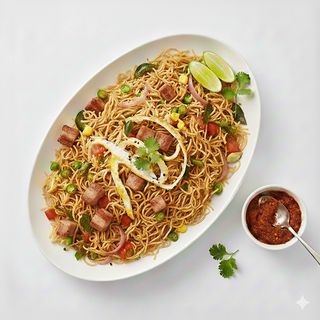 Noodles saltati con verdure, uova e maiale