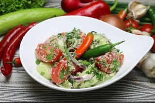 კიტრი-პომიდვრის სალათი ნიგვზით