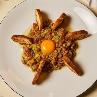 Steak tartar cortado a cuchillo con tostadas especiadas