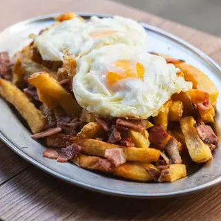 Nuestras patatas fritas con huevos y tiras de bacon parrilla