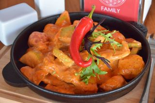 Курка з овочами в соусі (330г)