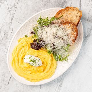 Омлет два  сыра с зеленым миксом 