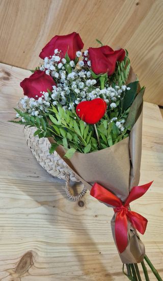 Ramo De 3 Rosas Roja Presentacion Corazon