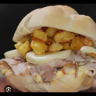 Panino con porchetta d'ariccia, formaggio e patatine