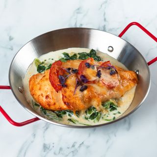 Запеченное куриное филе со шпинатом, помидорами и сыром.