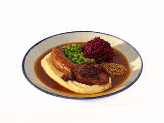 КОПЧЕНА КАЧИНА КОВБАСКА З КАРТОПЛЯНИМ КРЕМОМ І МАРИНОВАННОЮ КАПУСТОЮ