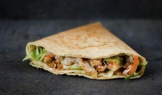 Crêpe con hamburger, insalata e pomodoro