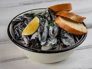 Мідії в мушлях з вершковим соусом та хрустким багетом (500/45/20g)