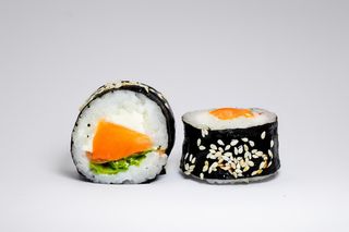 Футомакі з лососем (220г / 8 шт)