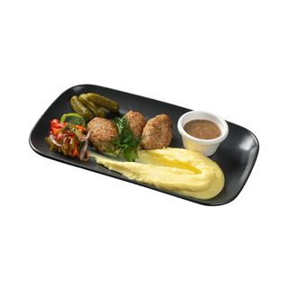 ДОМАШНИЕ КОТЛЕТЫ С КАРТОФЕЛЬНЫМ ПЮРЕ И ГРИБНЫМ СОУСОМ  