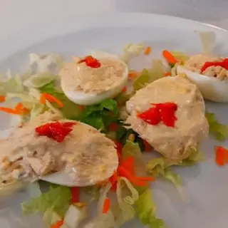 Huevos rellenos de atún
