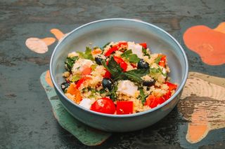 ბოსტნეულის სალათი კუსკუსით და ყველი ფეტათი