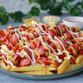 Salchipapa mixta con ternera y pollo mechado 