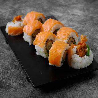 681.Langostino pepino tobico envuelto con salom