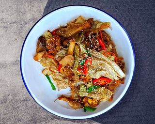 MAKARON RYŻOWY z woka z boczniakami