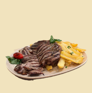 Ceafă de porc grill și cartofi crocanți cu parmezan