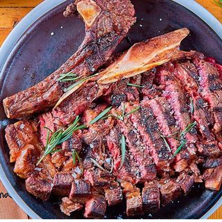 Chuletón Curado A La Parrilla Con Patatas