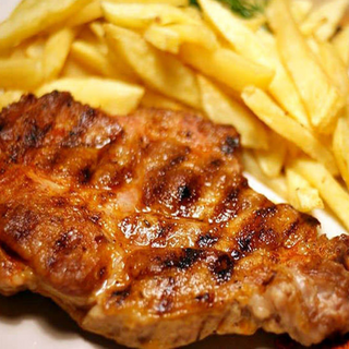 Ceafă de porc la gratar cu garnitura la alegere